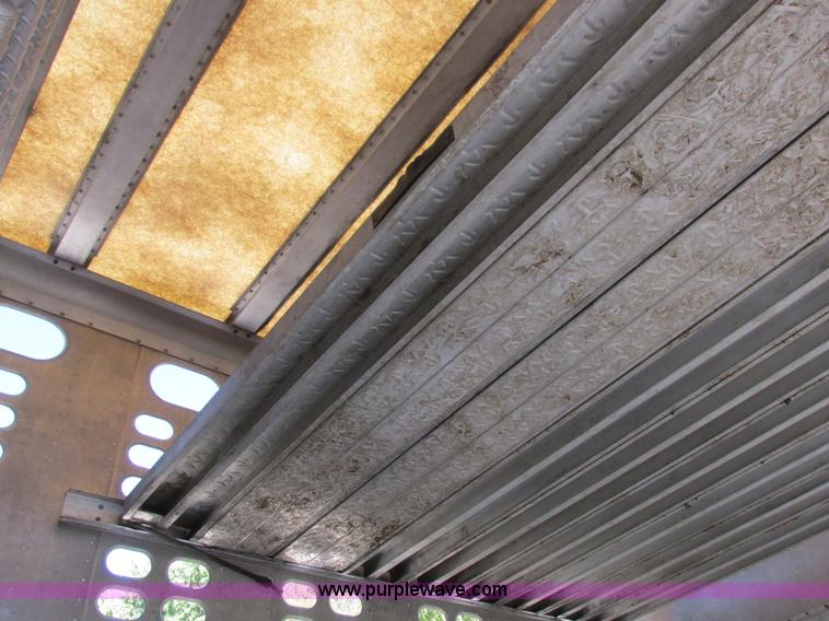 image for item K2198 2001 Wilson PSDCL-302 livestock trailer