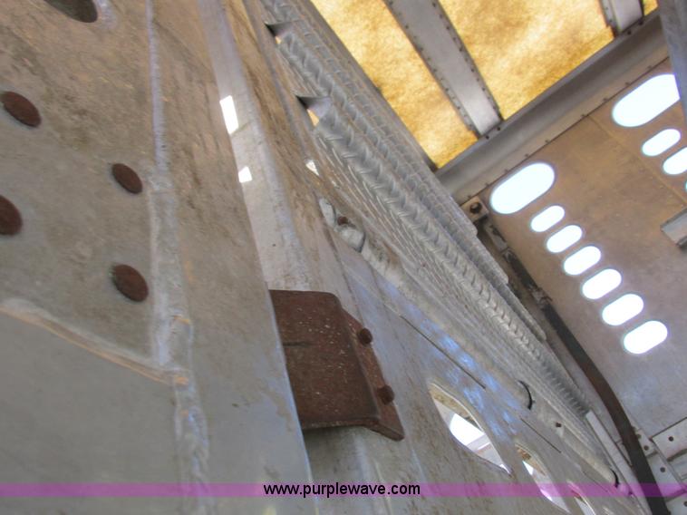 image for item K2198 2001 Wilson PSDCL-302 livestock trailer