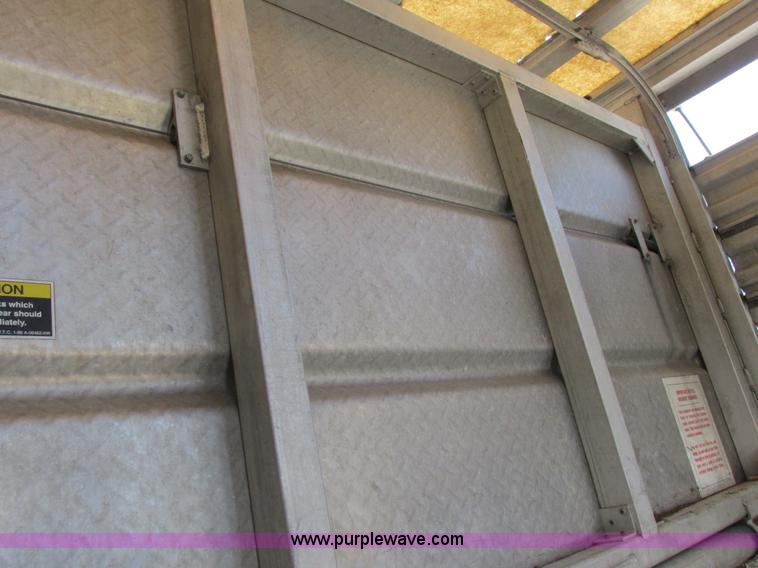 image for item K2198 2001 Wilson PSDCL-302 livestock trailer