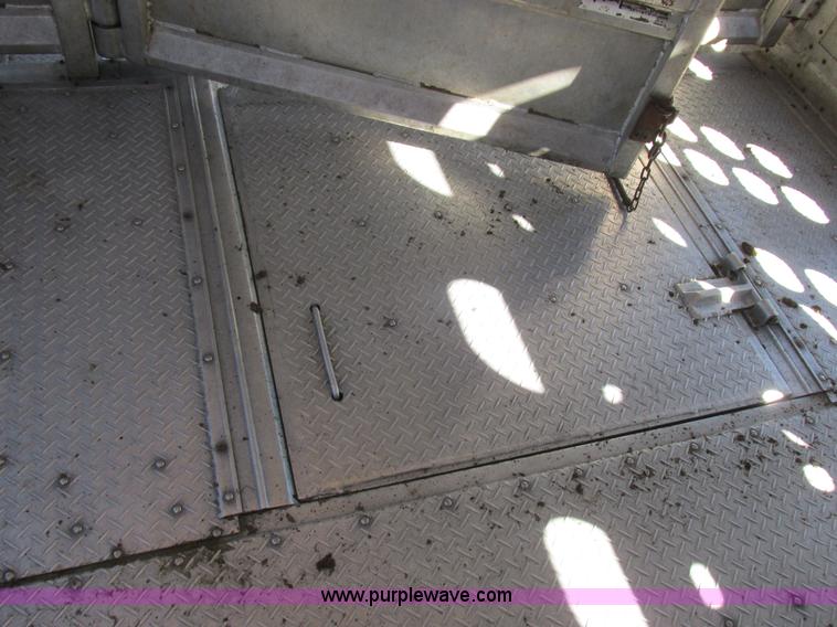 image for item K2198 2001 Wilson PSDCL-302 livestock trailer