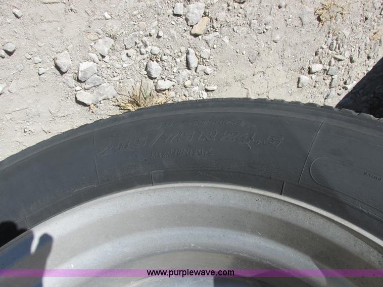 image for item K2199 2003 Freightliner FLD 132XL Classic semi truck