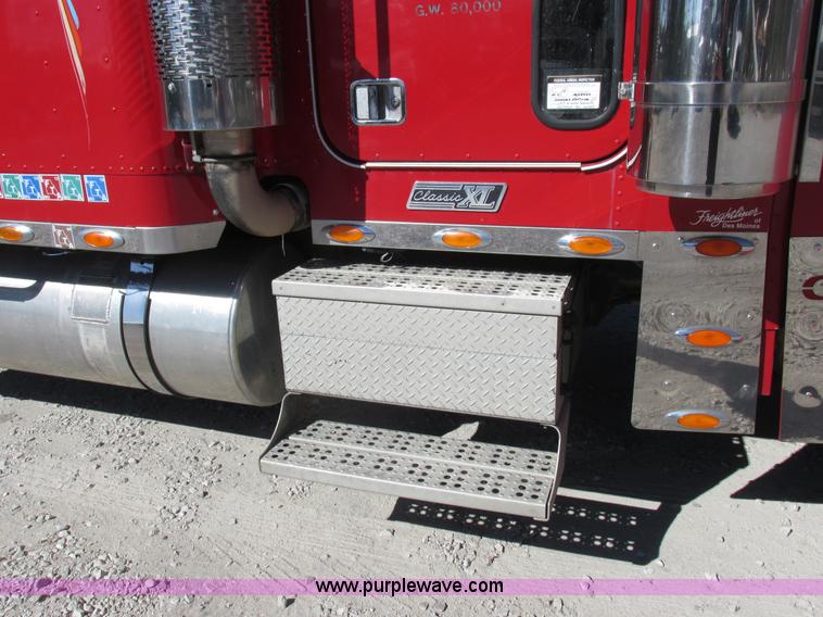 image for item K2199 2003 Freightliner FLD 132XL Classic semi truck