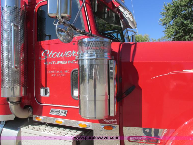 image for item K2199 2003 Freightliner FLD 132XL Classic semi truck