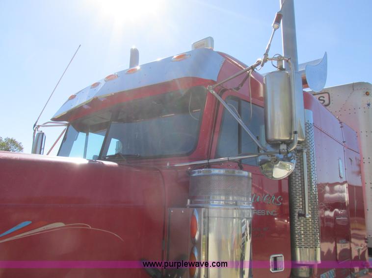 image for item K2199 2003 Freightliner FLD 132XL Classic semi truck