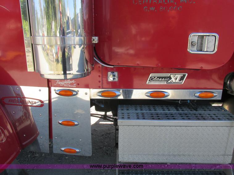 image for item K2199 2003 Freightliner FLD 132XL Classic semi truck