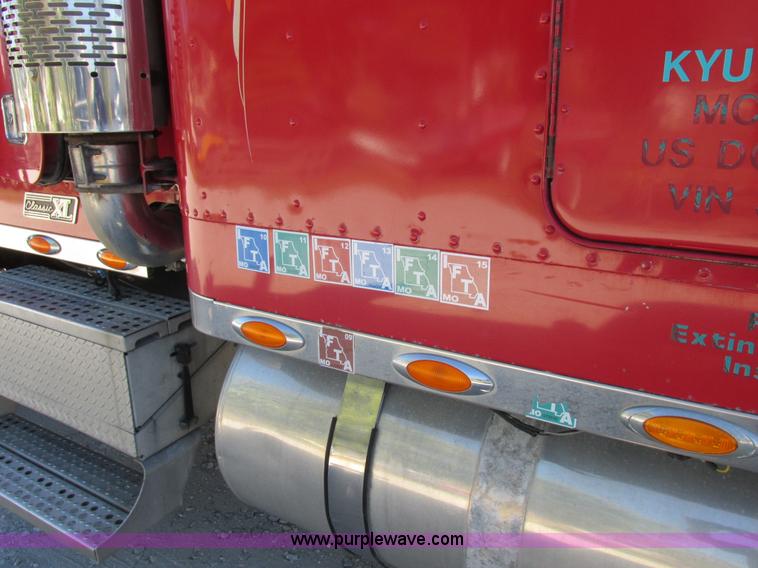 image for item K2199 2003 Freightliner FLD 132XL Classic semi truck