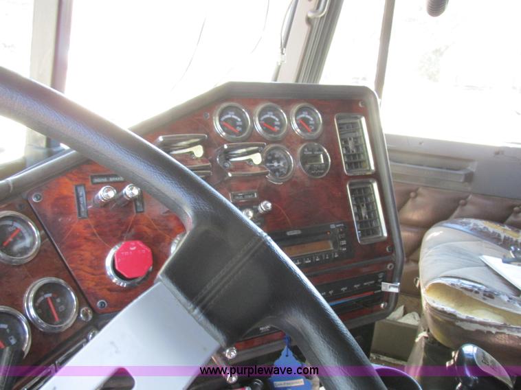 image for item K2199 2003 Freightliner FLD 132XL Classic semi truck