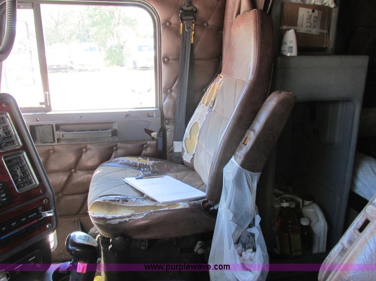 image for item K2199 2003 Freightliner FLD 132XL Classic semi truck