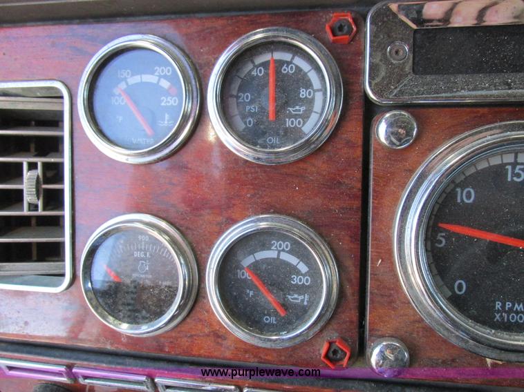 image for item K2199 2003 Freightliner FLD 132XL Classic semi truck