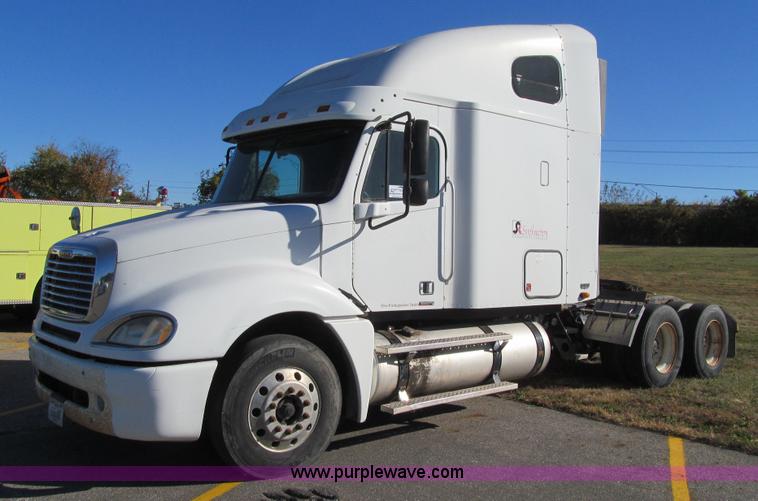 image for item K6394 2004 Freightliner Columbia semi truck
