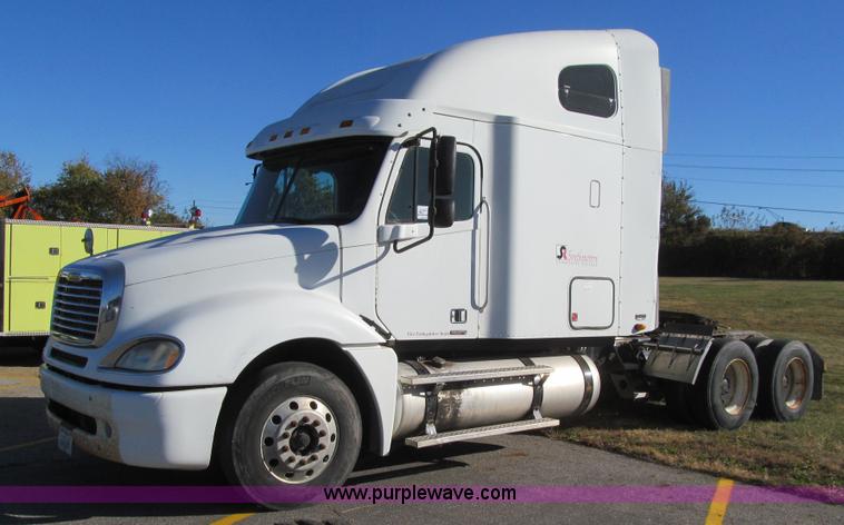 image for item K6394 2004 Freightliner Columbia semi truck
