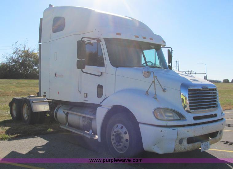 image for item K6394 2004 Freightliner Columbia semi truck