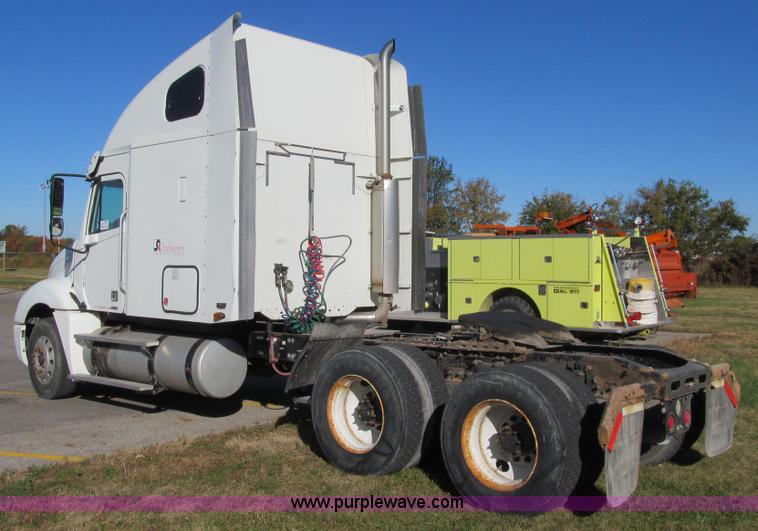 image for item K6394 2004 Freightliner Columbia semi truck