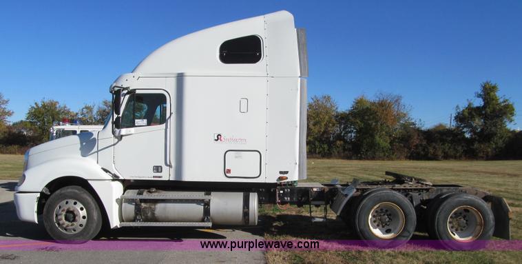 image for item K6394 2004 Freightliner Columbia semi truck