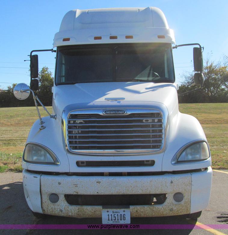 image for item K6394 2004 Freightliner Columbia semi truck