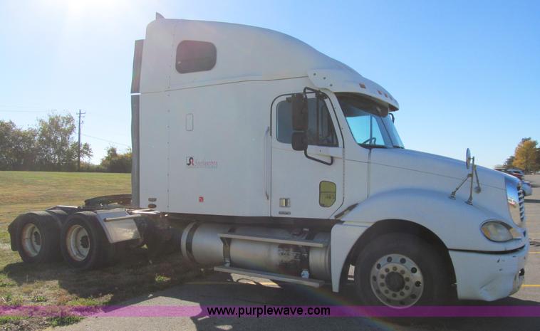 image for item K6394 2004 Freightliner Columbia semi truck