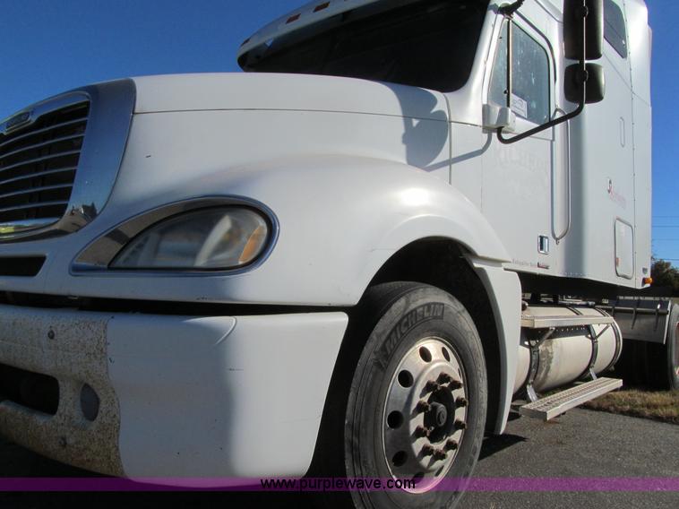 image for item K6394 2004 Freightliner Columbia semi truck
