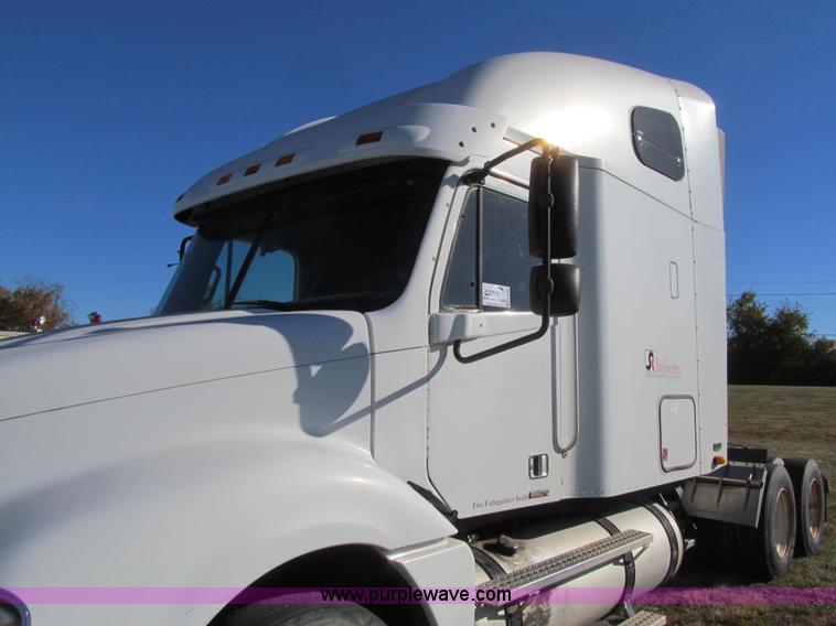 image for item K6394 2004 Freightliner Columbia semi truck