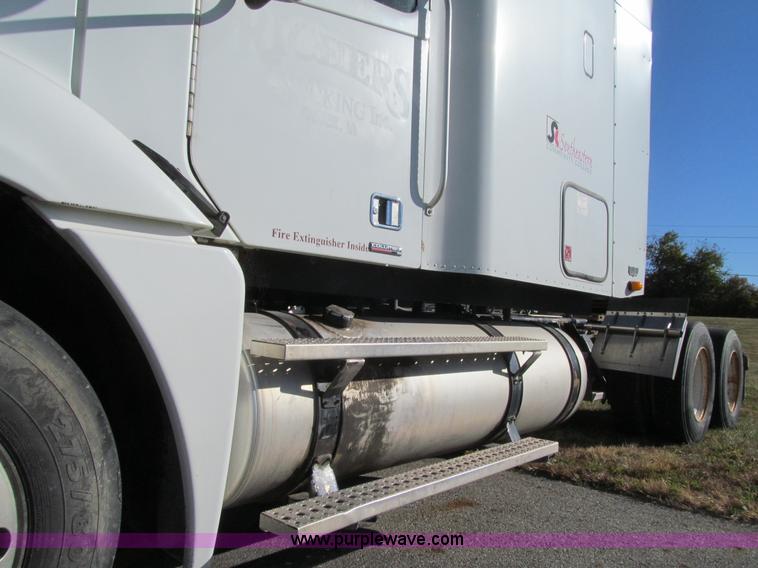 image for item K6394 2004 Freightliner Columbia semi truck