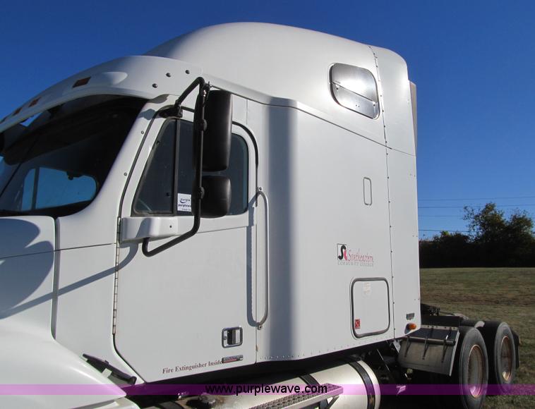 image for item K6394 2004 Freightliner Columbia semi truck