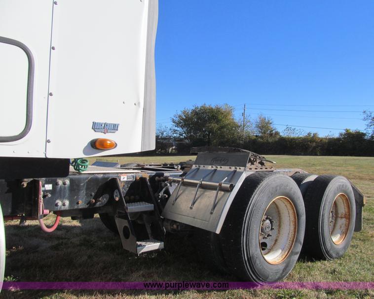 image for item K6394 2004 Freightliner Columbia semi truck