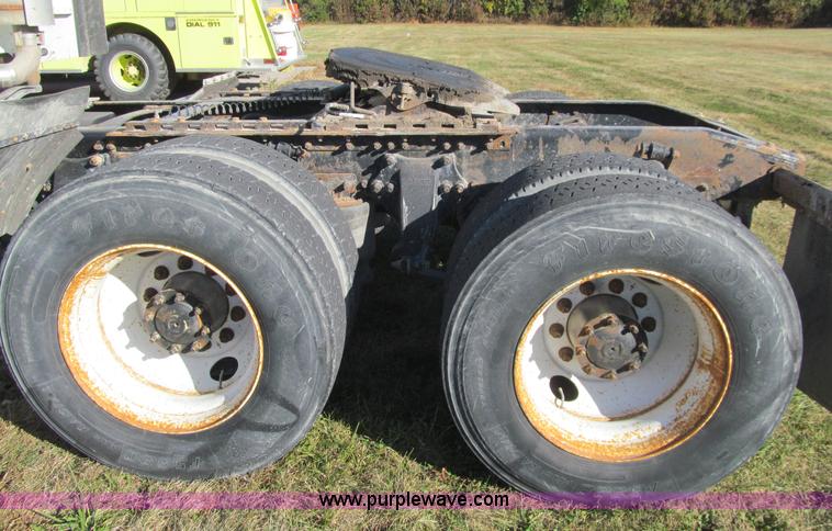 image for item K6394 2004 Freightliner Columbia semi truck