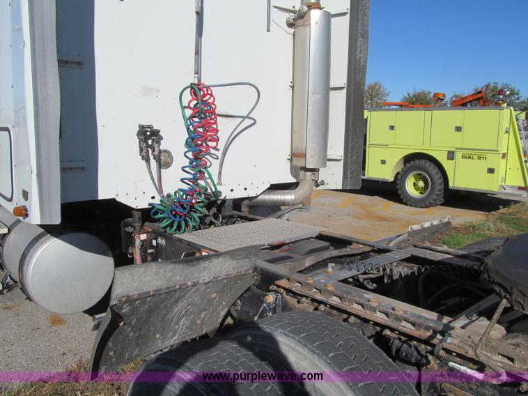 image for item K6394 2004 Freightliner Columbia semi truck