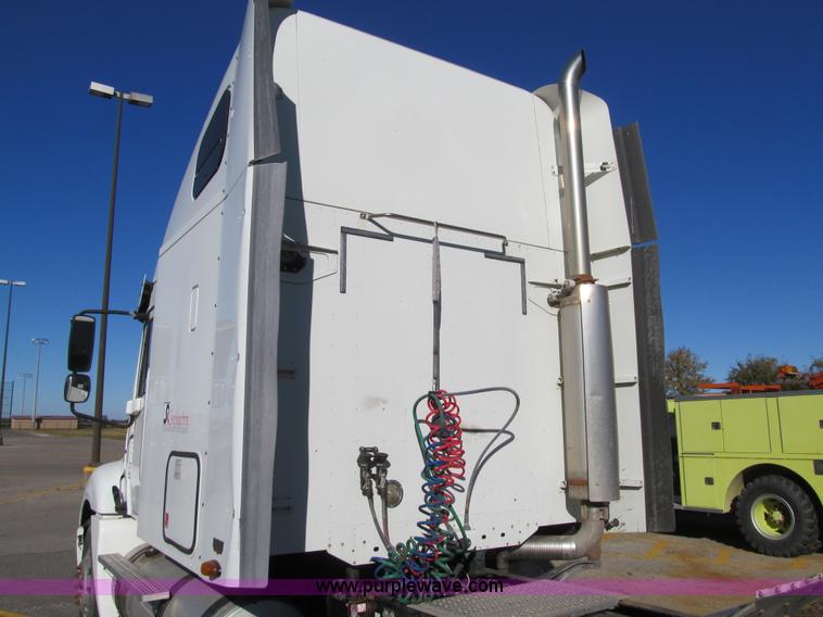 image for item K6394 2004 Freightliner Columbia semi truck