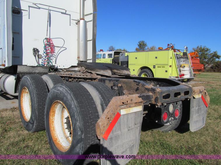 image for item K6394 2004 Freightliner Columbia semi truck