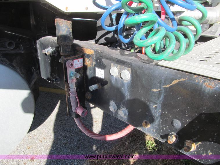 image for item K6394 2004 Freightliner Columbia semi truck