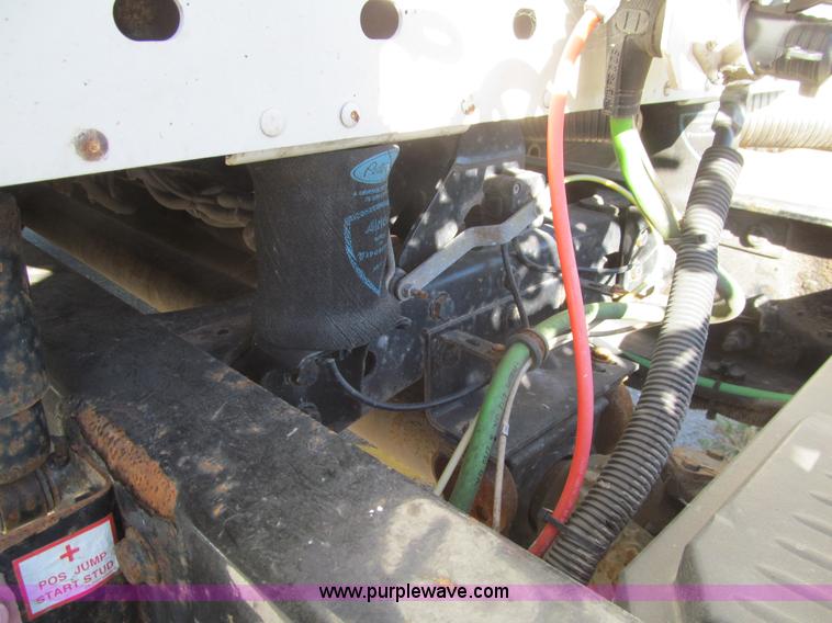 image for item K6394 2004 Freightliner Columbia semi truck