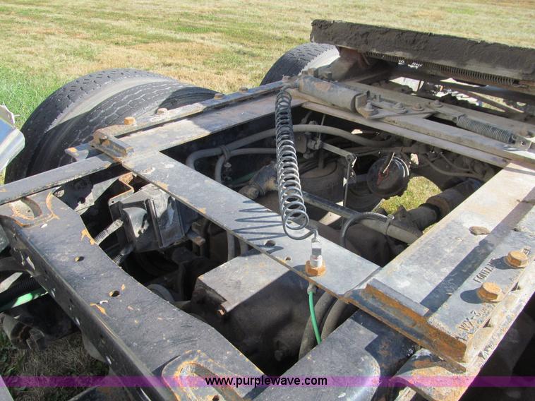 image for item K6394 2004 Freightliner Columbia semi truck