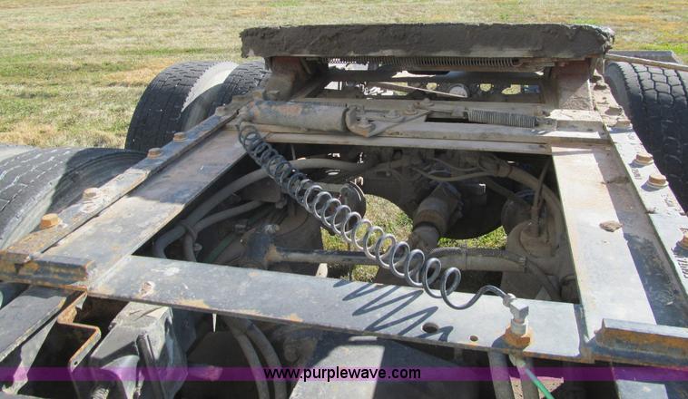 image for item K6394 2004 Freightliner Columbia semi truck