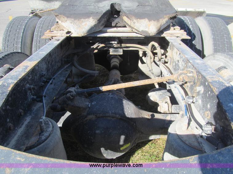 image for item K6394 2004 Freightliner Columbia semi truck