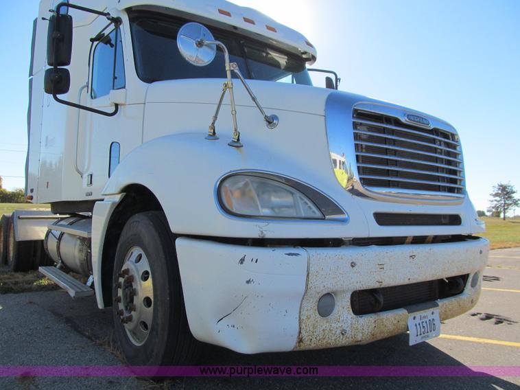 image for item K6394 2004 Freightliner Columbia semi truck