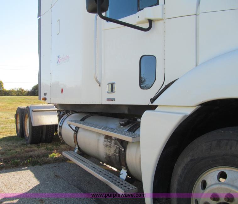 image for item K6394 2004 Freightliner Columbia semi truck