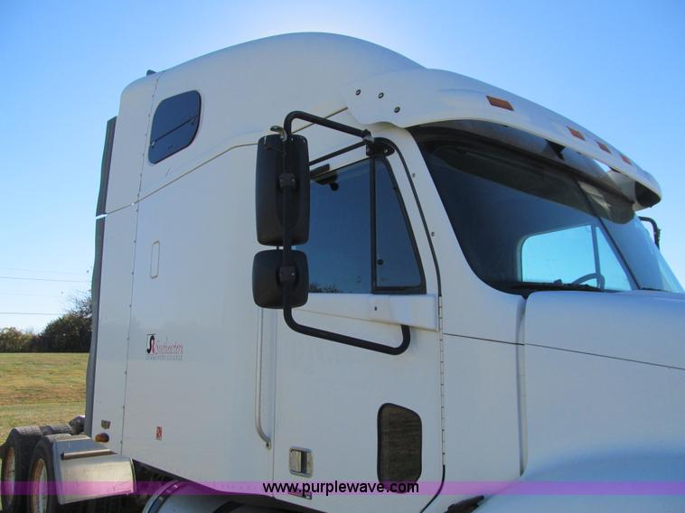 image for item K6394 2004 Freightliner Columbia semi truck