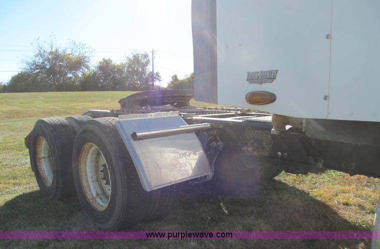 image for item K6394 2004 Freightliner Columbia semi truck