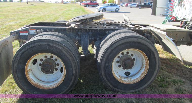 image for item K6394 2004 Freightliner Columbia semi truck