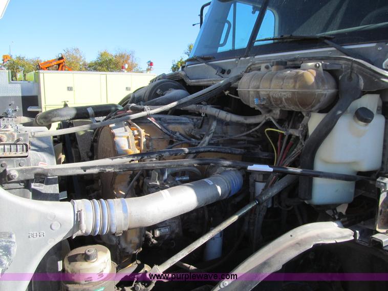 image for item K6394 2004 Freightliner Columbia semi truck