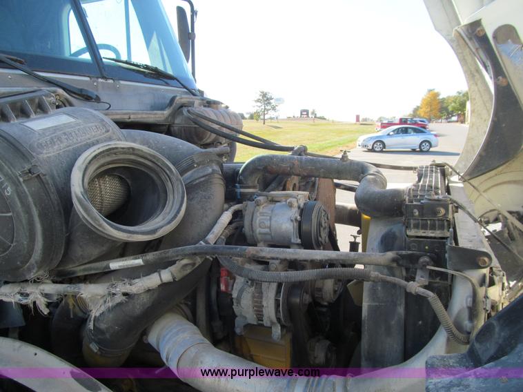 image for item K6394 2004 Freightliner Columbia semi truck