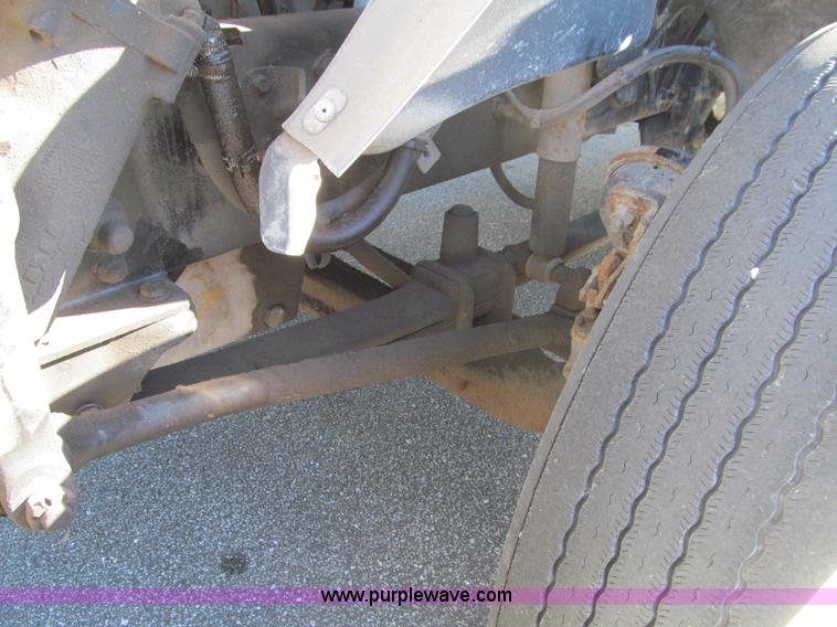 image for item K6394 2004 Freightliner Columbia semi truck