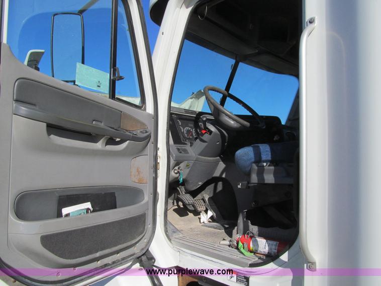 image for item K6394 2004 Freightliner Columbia semi truck