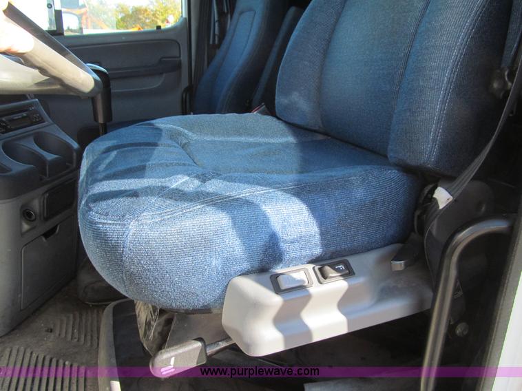 image for item K6394 2004 Freightliner Columbia semi truck