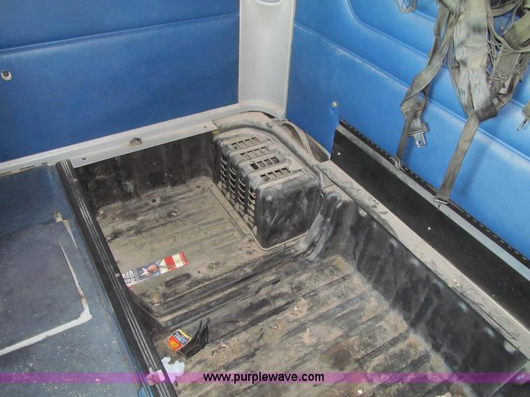 image for item K6394 2004 Freightliner Columbia semi truck