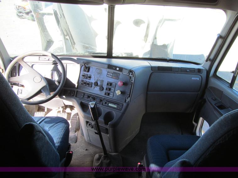 image for item K6394 2004 Freightliner Columbia semi truck