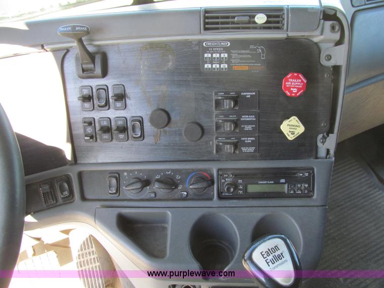 image for item K6394 2004 Freightliner Columbia semi truck