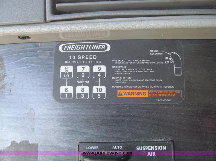 image for item K6394 2004 Freightliner Columbia semi truck