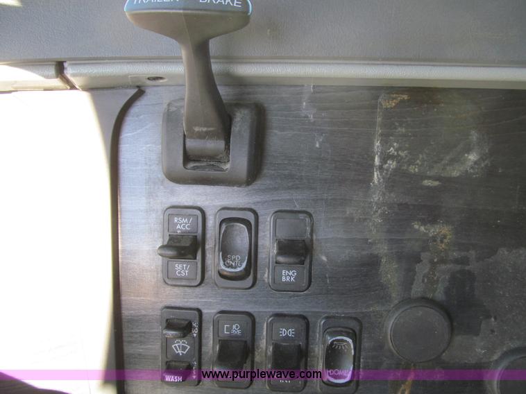 image for item K6394 2004 Freightliner Columbia semi truck