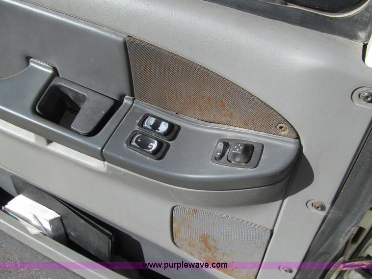 image for item K6394 2004 Freightliner Columbia semi truck